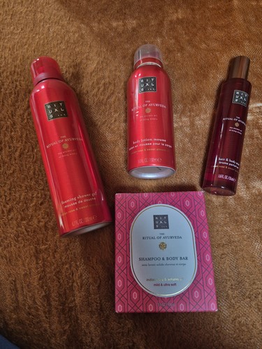 Set teile von rituals - set, aus
