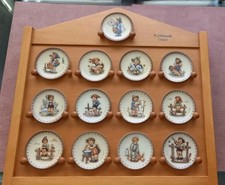 13 M.J. Hummel Goebel Teller Miniatur Ø 8 cm im Wandregal 983-995 (1983-1995) 