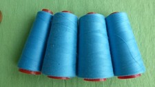 4 x Spulen Overlock Coverlook Garn Faden Nähmaschine Nähgarn hellblau 4025