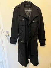 schwarzer Wollmantel