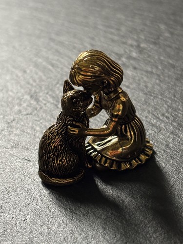 Mädchen und katzenfigur - und, |