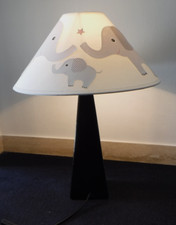 ROGO - Tischlampe mit Schirm- Kinder Motiv Elefanten - 50 cm hoch - Keramik Fuß