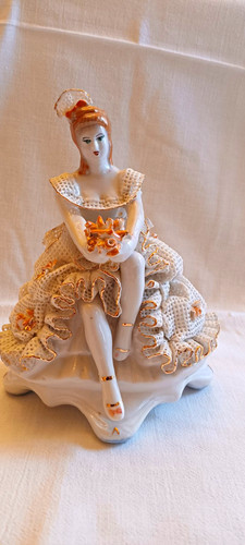 Porzellanfigur sitzende dame - sitzende,
