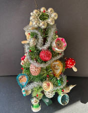 echter Federbaum reich geschmückt mit Wattefigur Reflexkugeln Formkugeln Tinsel