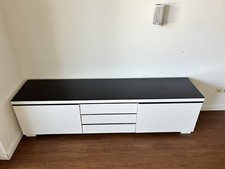 Sideboard Ikea matt weiß mit schwarzer Glasplatte 