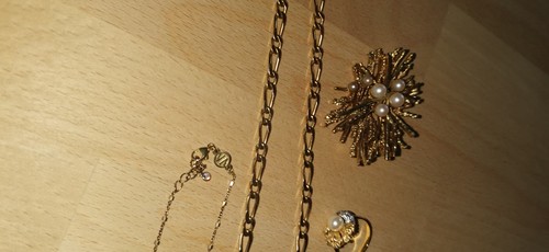 älterer goldfarbener schmuck - goldfarbener,
