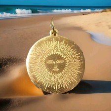 Kleines aber Feines Amulett, vergoldet. Neu, Durchmesser 25 mm.