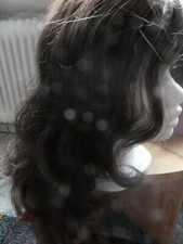 Hochwertige Damen Kunstfaserperücke dunkelbraun gelockt lang wirkt wie Echthaar