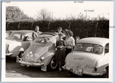 Familie neben käfer und - familie, vw