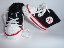 Babychucks Babyschuhe Turnschuhe  gehäkelt gestrickt weiß/schwarz/rot 10 cm Neu