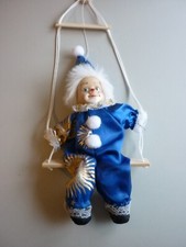 Harlekin Clown Figur sitzend auf der Schaukel - blau - 52 cm groß