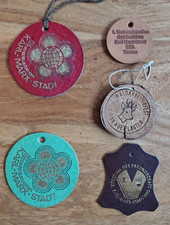 5 Abzeichen Leder Holz