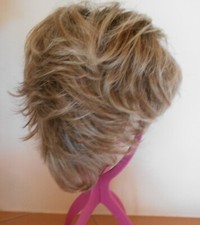 FLOTTE PERÜCKE VERSCHIEDENE BLONDTÖNE GESTRÄHNT