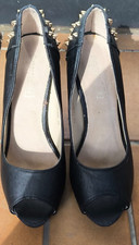 Sehr stark getragene High Heels mit Nieten Gr. 39 Peeptoes