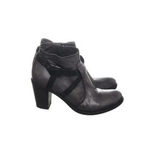 Kim Kay, Stiefeletten