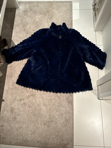 Dunkelblaue pelzjacke - dunkelblaue,