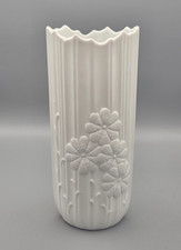 AK Kaiser Vase Bisquitporzellan mit Blumen Motiv Höhe ca. 19cm