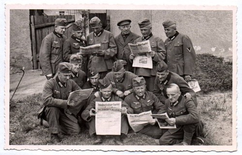 Foto soldaten lesen zeitung - ak,