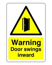 Warnschild Tür schwingt nach