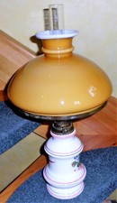 Petroleumlampe mit Glaschirm