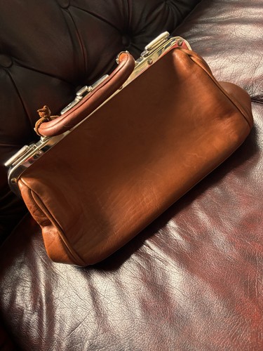 Vintage arzttasche aus leder - aus,