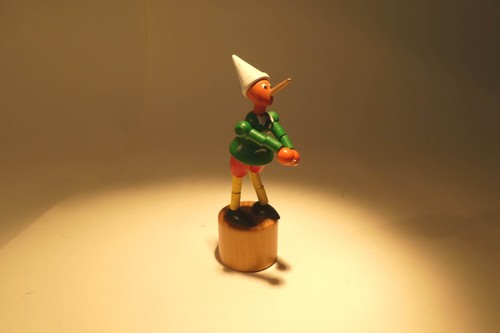 Alte drückfigur pinocchio aus - pinocchio,