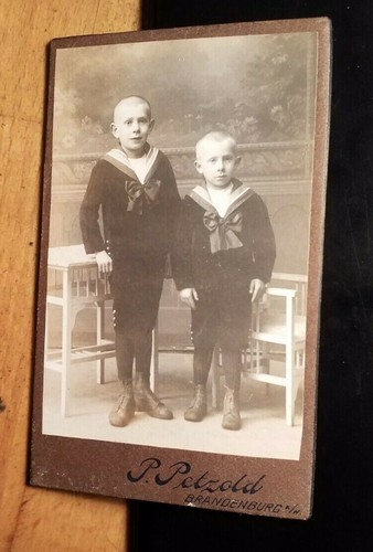 Stehende kleine jungen - jungen, im