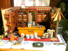 antiker Kaufladen mit seltenen Schildchen