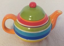 Schöne bunte Teekanne  mit