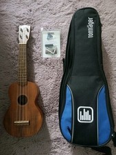 Komplettpaket Mahalo U400 Ukulele Mit Tasche, Kapo Und Plektrum