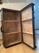 Alter Reisekoffer als Regal auf Rädern