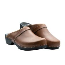 Braune schwedische Holzclogs Leder mit gestreiftem niedrigem Absatz geschlossen
