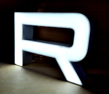 "R", alter Reklamebuchstabe