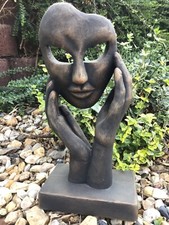 Steinfigur Hände mit Gesicht