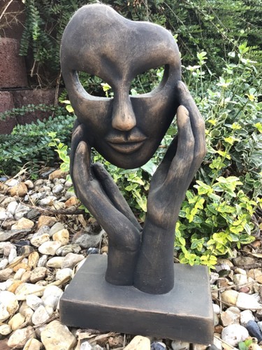 Steinfigur hände mit gesicht - hände,