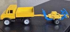 Mercedes Unimog mit Anhänger