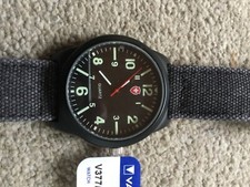 Armbanduhr in Schweizer Army Stil