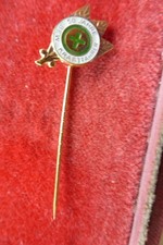 altes Abzeichen an Nadel