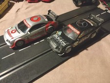 2 Slotcar 1:24 Mercedes Benz m. Alufelgen Vodafone - AMG f. Carrera Rennbahn.