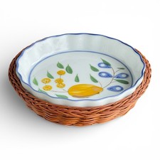 Keramikschale im Flechtkorb