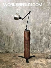 Restaurierte MIDGARD R2 Gelenklampe auf Holzsäule - skulpturale steh Fabriklampe