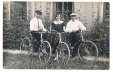 AK 2 Männer und eine Frau mit 3 Fahrrädern Stangen und Stempelbremse ca. 1922