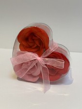 Love Anniversary B-Day 3 Stück Duftseife Rosen in Herzform Box & Schleife Geschenk