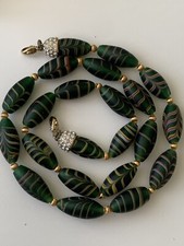 Grüne Glasperlen, feder