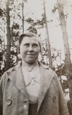 Porträt Mollige Frau blickt schüchtern großer Busen steht im Wald Foto