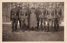 Foto - Soldaten mit Stahlhelm