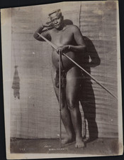 Zulu Chef mit Speeren bewaffnet, Südafrika Vintage Print.  albendruck 