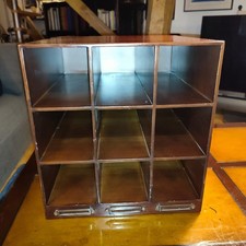 Authentic Models - Weinregal