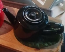 ??Teekanne Schwarz Keramik mit Bambus Untersetzter Isoliert ?