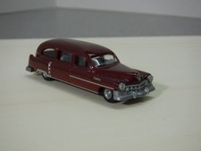 Cadillac Superior Funeral Coach (1952), dunkelrot, Praline' H0 1:87